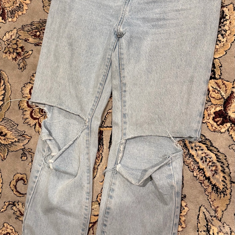 Light Blue Straight-Leg Women’s Jeans with Distressed Knees